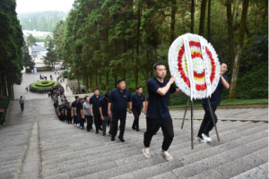 賡續(xù)井岡山精神，向革命烈士敬獻(xiàn)花圈